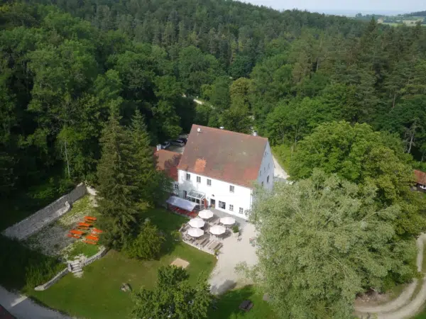 Eine Luftaufnahme der Alten Bürg bei Utzmemmingen in der Nähe vom JUFA Hotel Nördlingen. Der Ort für erholsamen Familienurlaub und einen unvergesslichen Winter- und Wanderurlaub. , altenbürg, baden württemberg, burgruine, deutschland, freizeittipp, highlight, Landschaft, Luftaufnahme, nördlingen, riesburg, sommer, spornburg, utzmemmingen, wald