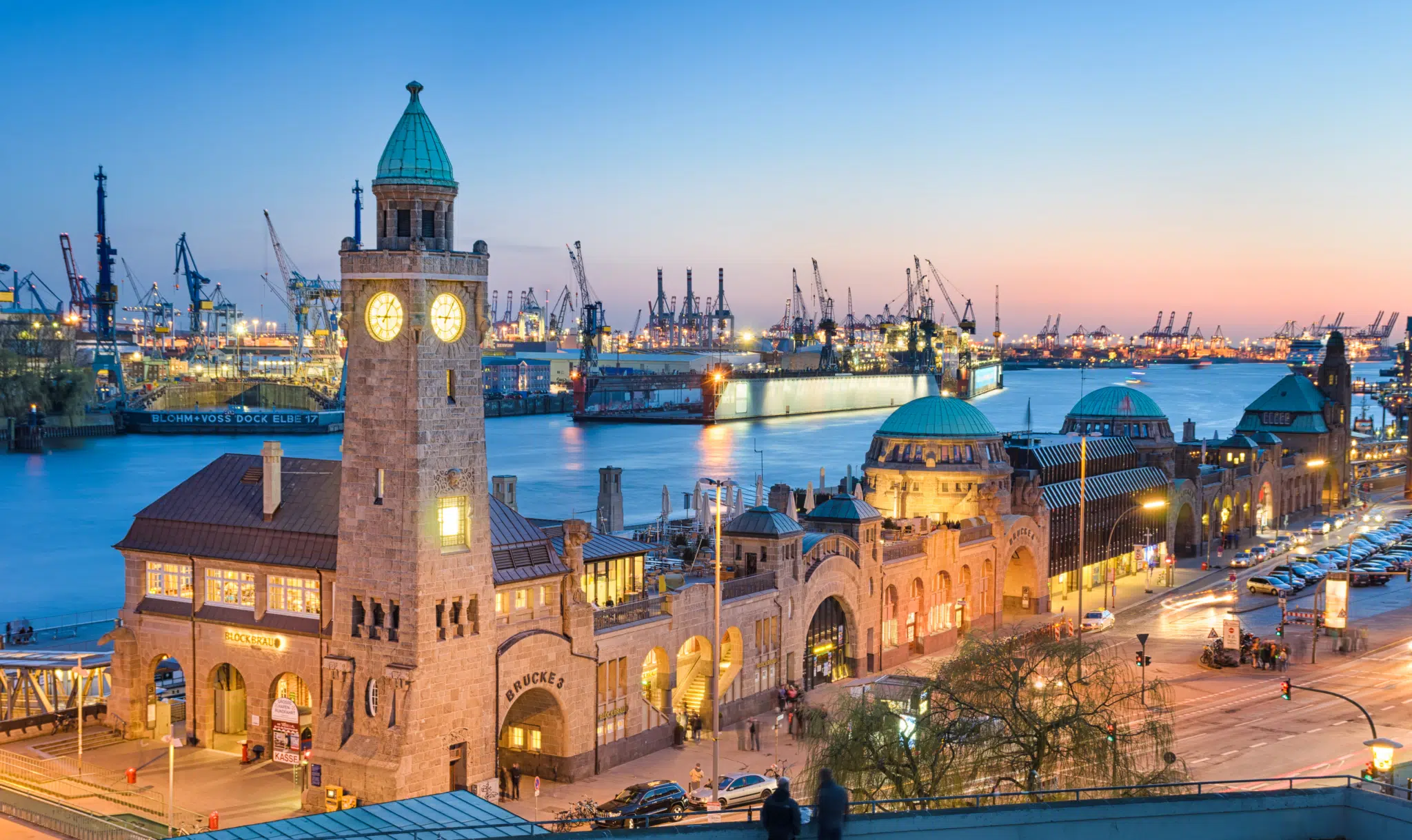 Ihr seht das Gebäude des St. Pauli Elbtunnels an den Landungsbrücken in Hamburg. JUFA Hotels bietet erlebnisreichen Städtetrip für die ganze Familie und den idealen Platz für Ihr Seminar.