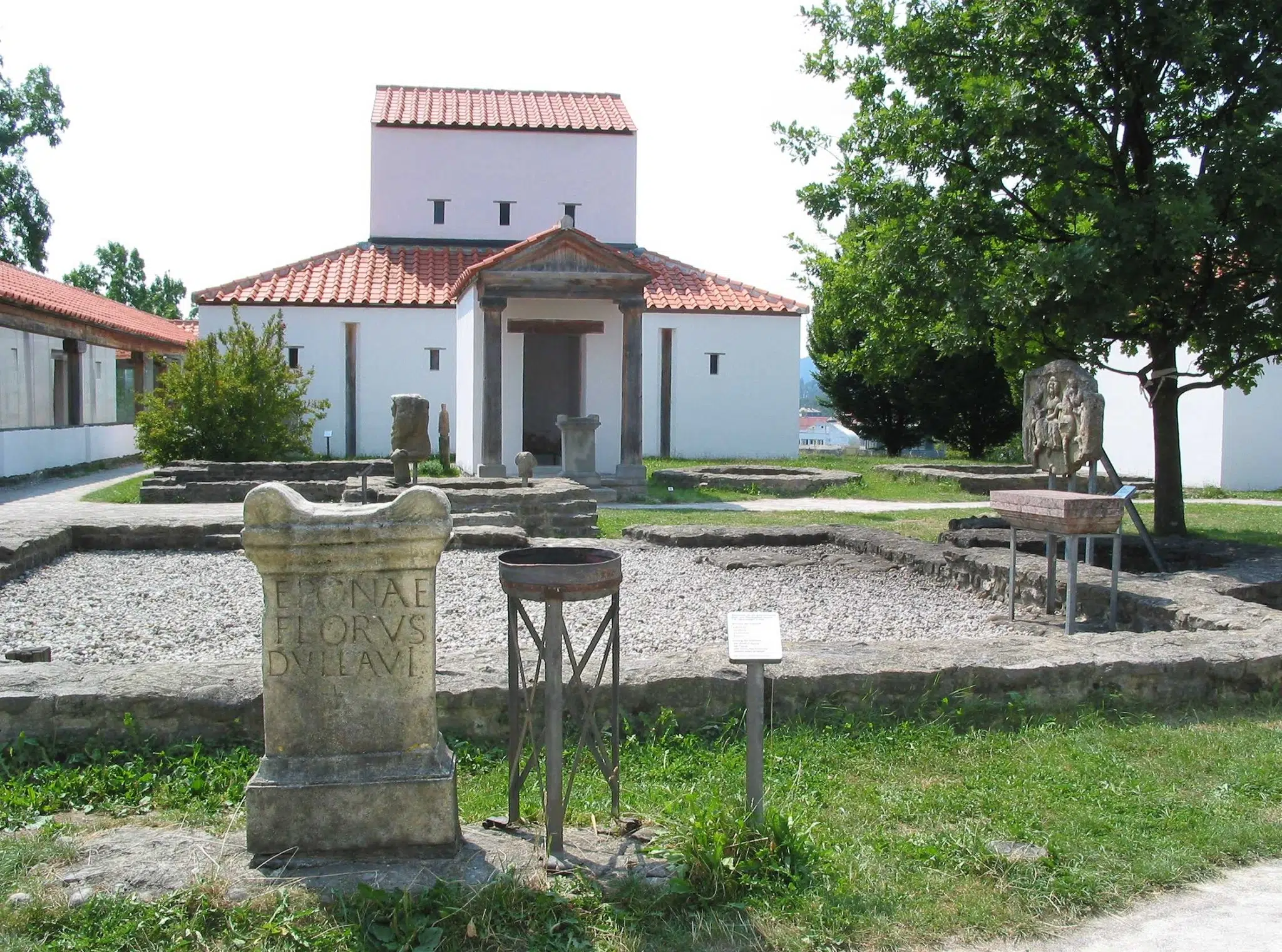 Ihr seht den archäologischen Park Cambodunum im Allgäu in Bayern von außen im Sommer in der Nähe vom JUFA Kempten - Familien-Resort. Der Ort für kinderfreundlichen und erlebnisreichen Urlaub für die ganze Familie.