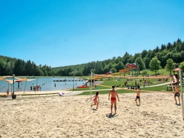 Ihr seht den Badesee Ritzing unweit des JUFA Hotels Neutal mit Beachvolleyballplatz.