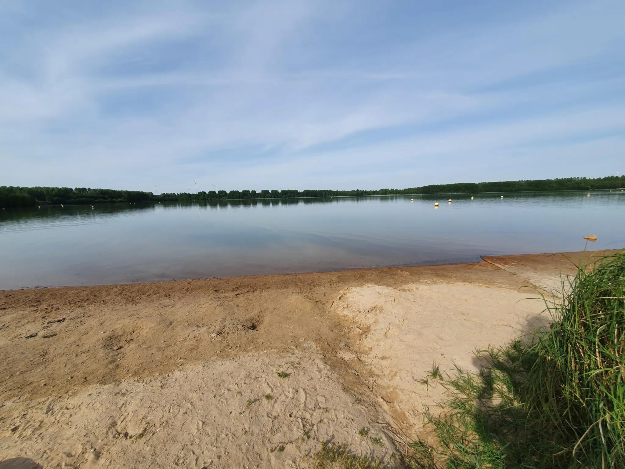 Sie sehen den Barmener See bei Jülich in der Nähe des JUFA Hotel Jülich im Brückenkopf-Park***. Der Ort für kinderfreundlichen und erlebnisreichen Urlaub für die ganze Familie.