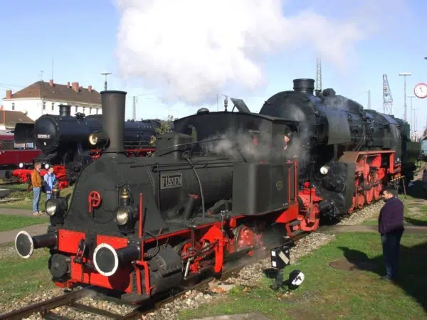 Dampflokomotive im Bayrischen Eisenbahnmuseum in Nördlingen in der Nähe vom JUFA Hotel Nördlingen. Der Ort für erholsamen Familienurlaub und einen unvergesslichen Winter- und Wanderurlaub., ausstellung, dampflokomotive, eisenbahnausstellung, eisenbahnmuseum, erwachsene, freizeittipp, highlight, menschen, museum, nördlingen, sommer