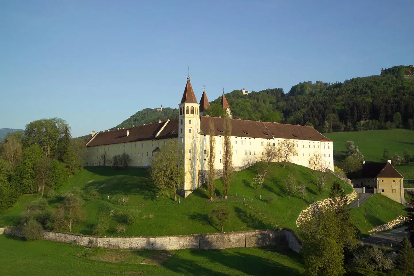 Ihr seht eine Außenansicht vom Benediktinerstift Sankt Paul in Kärnten im Sommer.