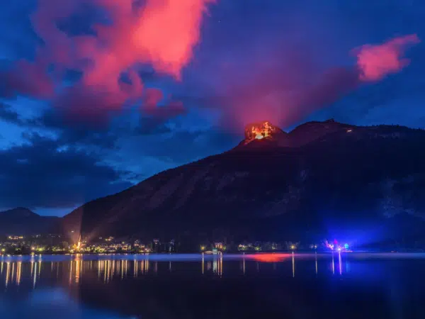 Bengalische Beleuchtung der Berge und Seebeleuchtung beim Festival Berge in Flammen am Altausseer-See im Sommer. JUFA Hotels bieten erholsamen Familienurlaub und einen unvergesslichen Winter- und Wanderurlaub.