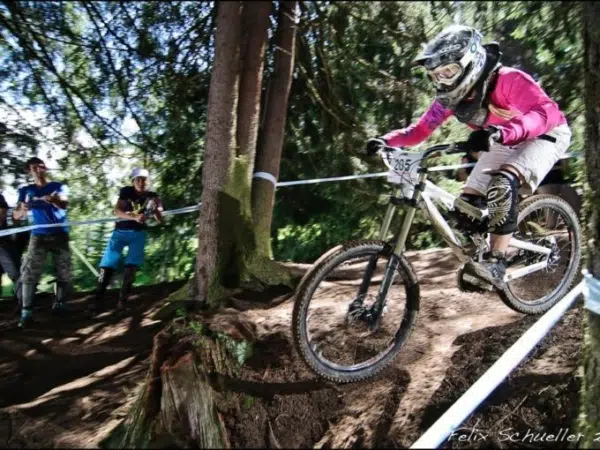 Ihr seht Mountainbiker im Bikepark Bergeralm