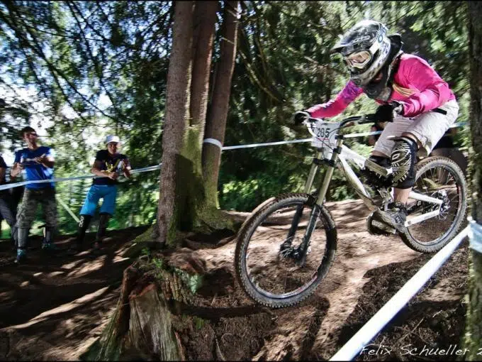 Ihr seht Mountainbiker im Bikepark Bergeralm