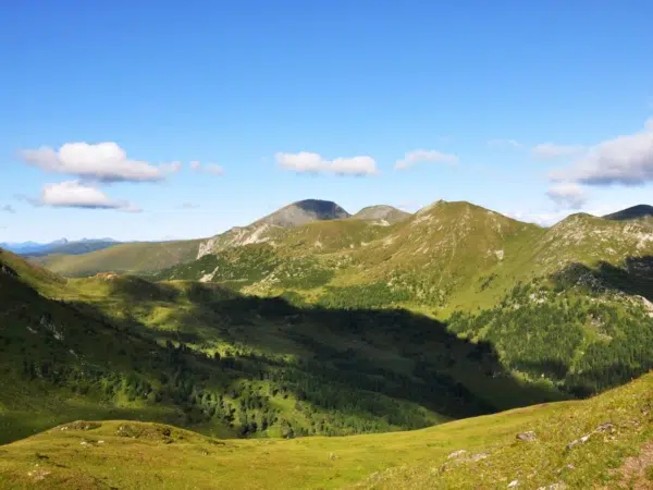 Ihr seht den Panoramablick in den Biosphärenpark Nockberge in Kärnten.