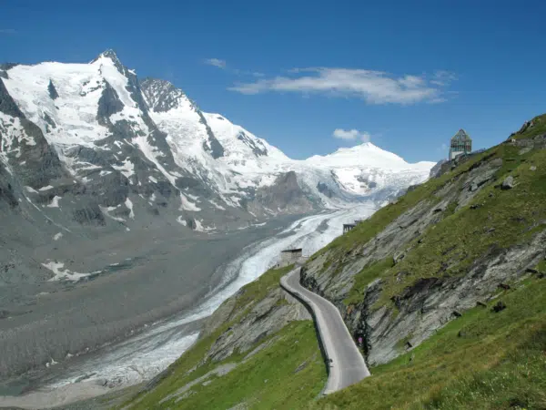 Ihr seht einen Blick auf die Pasterze am Großglockner im Salzburger Land.