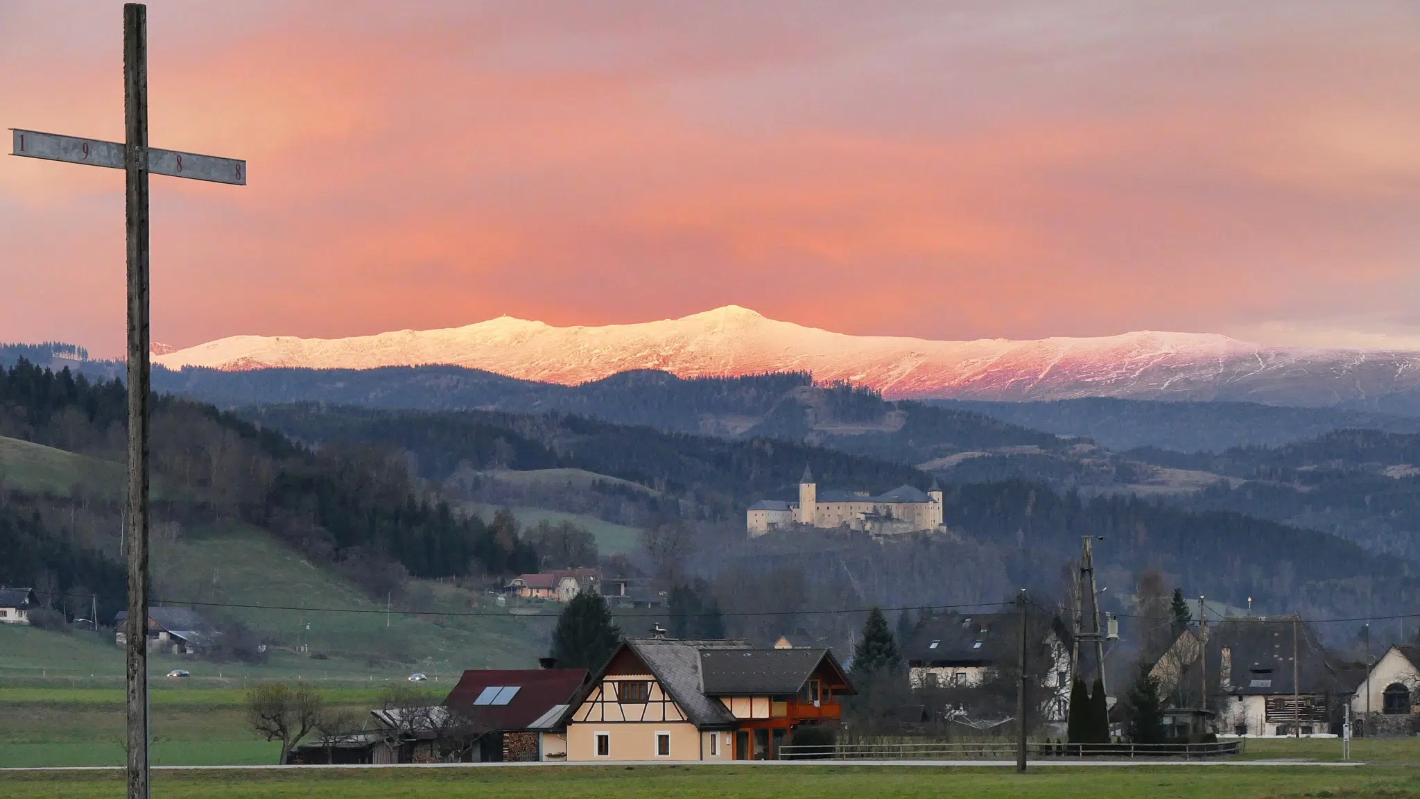 Blick auf Schloss Straßburg in der Nähe vom JUFA Hotel Gurk vor den Gurktaler Alpen. JUFA Hotels bieten erholsamen Familienurlaub und einen unvergesslichen Winter- und Wanderurlaub.