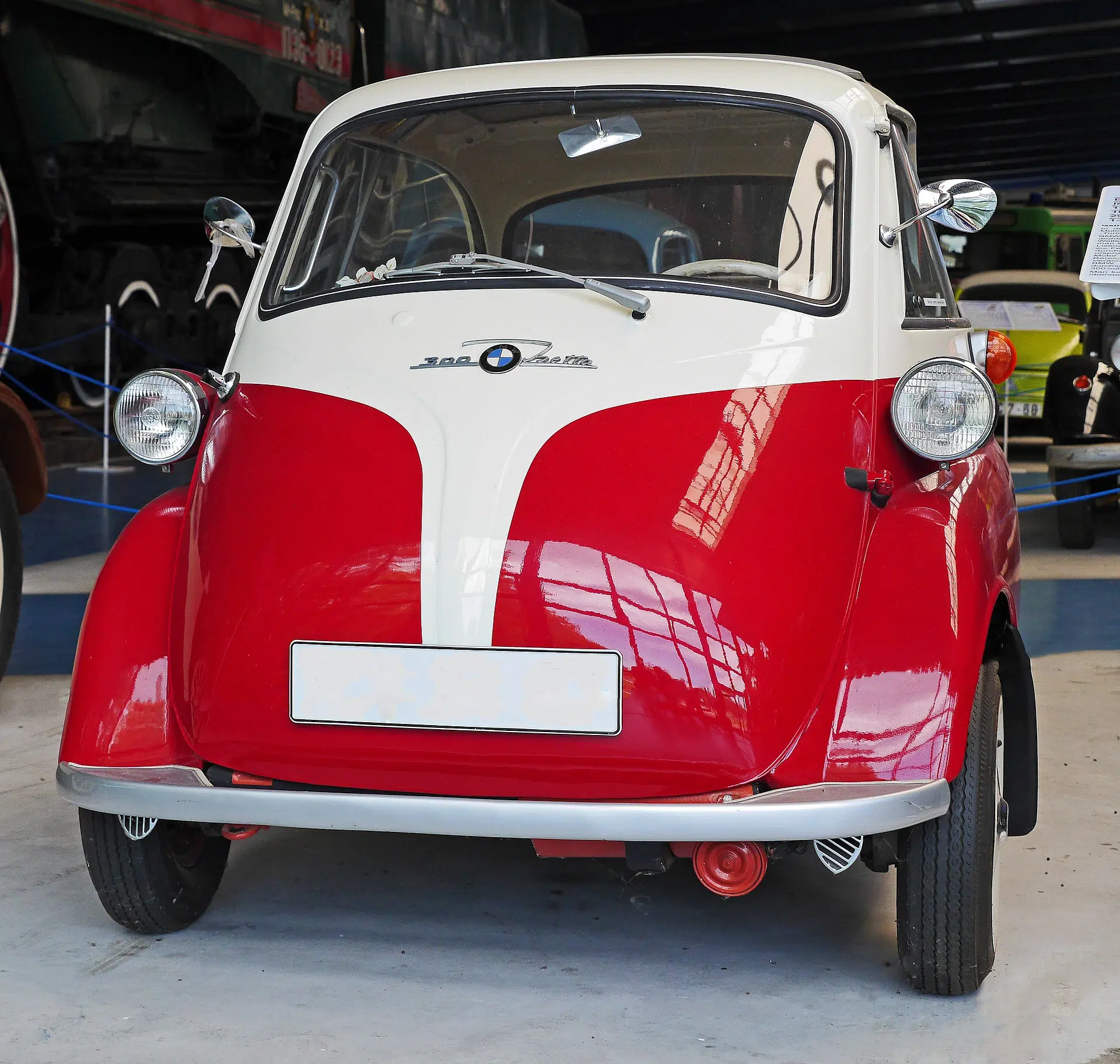 Sie sehen eine BMW Isetta in einem Museum.