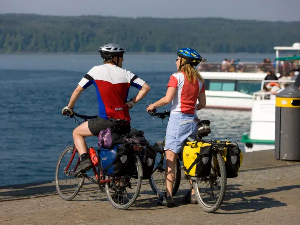 Radfahrer am Bodensee Radweg im Sommer in der Nähe von JUFA Hotels. Der Ort für tollen Sommerurlaub an schönen Seen für die ganze Familie.