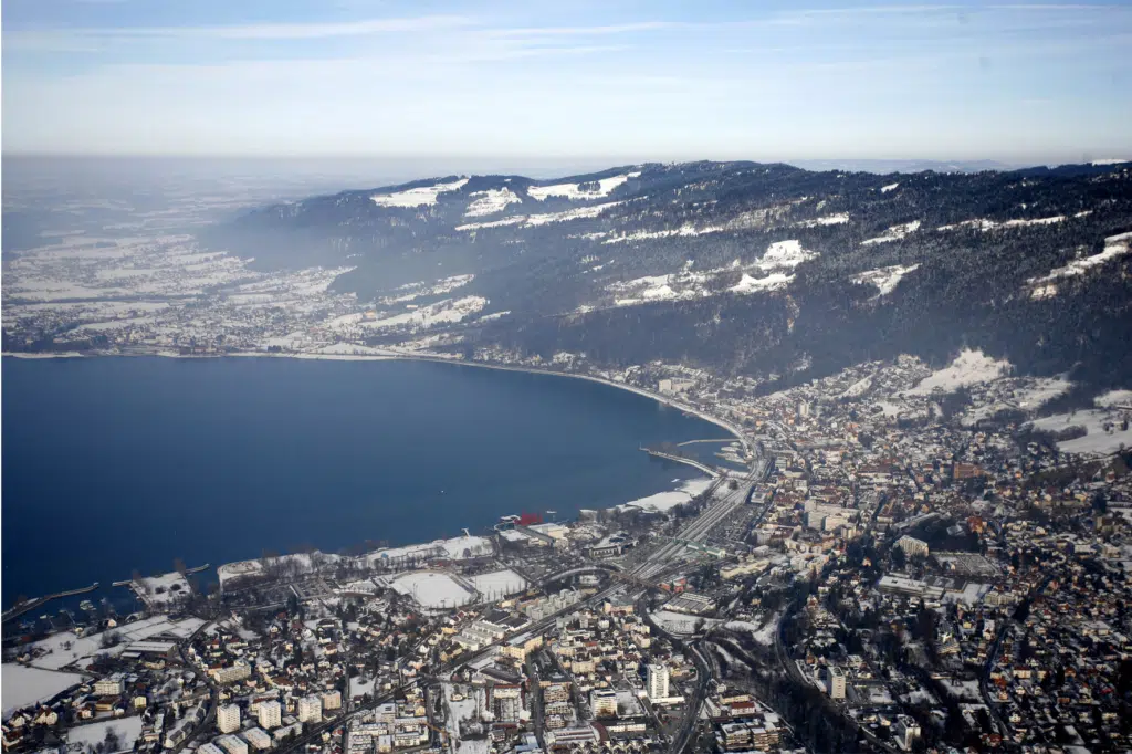 Panoramablick auf das winterliche verschneite Bregenz. Der Ort für erholsamen Familienurlaub und einen unvergesslichen Winterurlaub.