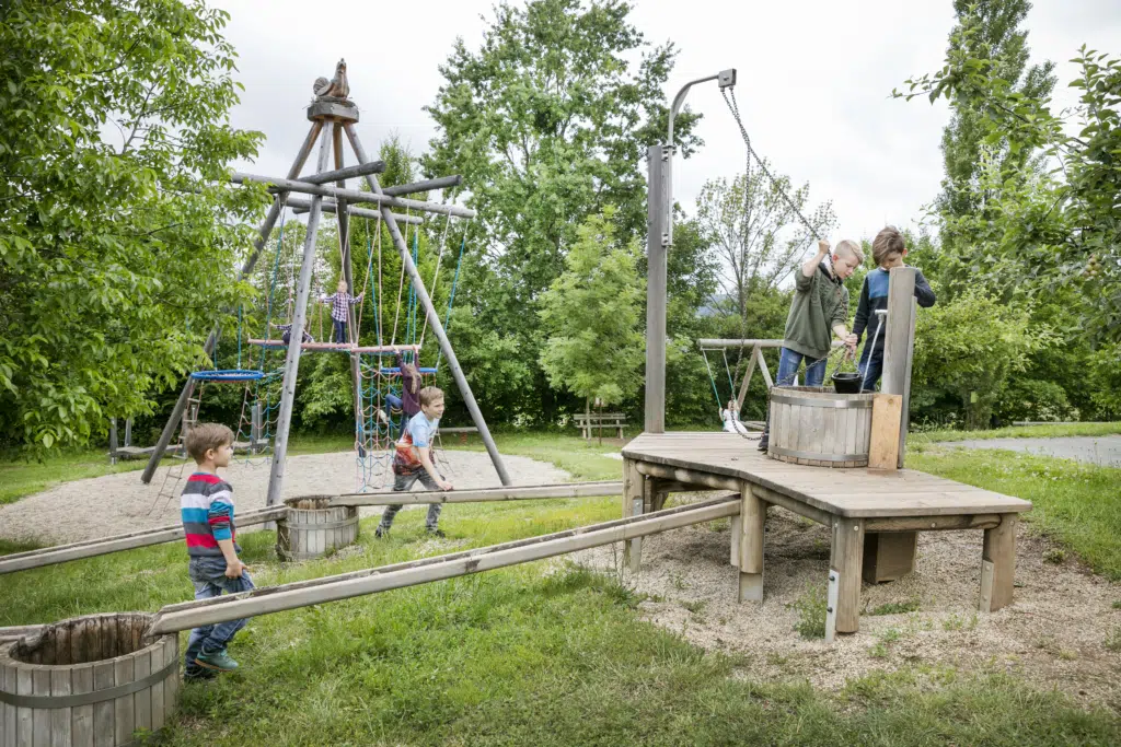 Brunnen am Spielplatz im JUFA Hotel Tieschen – Bio-Landerlebnis.