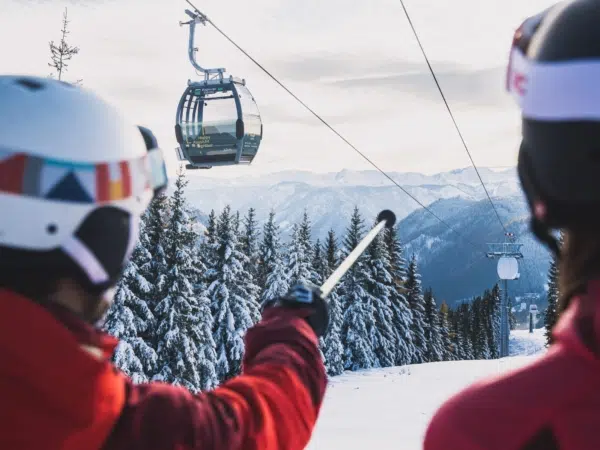 Ihr seht den Bürgeralpe Express im Skigebiet Bürgeralpe im Mariazellerland mit 2 Pesonen beim Ski fahren.