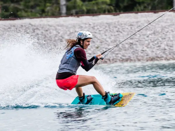 hr seht eine Wakeboarderin in Action bei Wakealps auf der Mariazeller Bürgeralpe. JUFA Hotels bieten erholsamen Familienurlaub und einen unvergesslichen Winter- und Wanderurlaub.