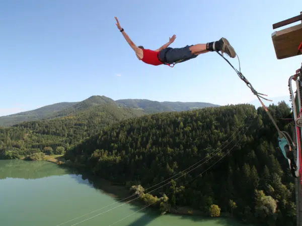 Ihr seht einen Mann bei einem Bungeesprung von der Brücke im Jauntal in Kärnten.