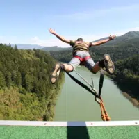 Ein Mann beim Bungy-Sprung von der Jauntalbrücke. JUFA Hotels bieten erholsamen Familienurlaub und einen unvergesslichen Winter- und Wanderurlaub.