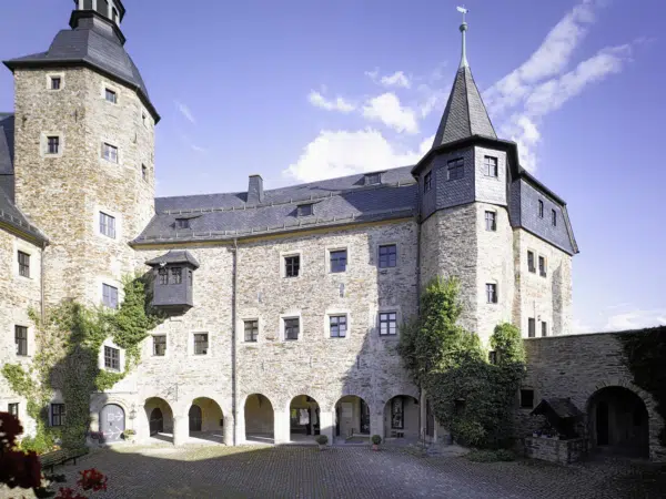 Ihr seht den Innenhof der Burg Lauenstein in Ludwigstadt mit Blick auf den Orlamünde-Flügel auf der Ostseite. JUFA Hotels bietet kinderfreundlichen und erlebnisreichen Urlaub für die ganze Familie.