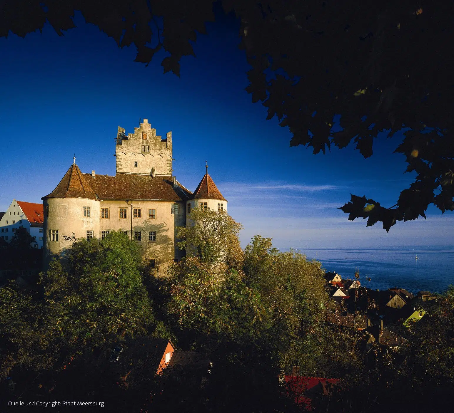 Burg Meersburg bei abendlicher Stimmung in Baden-Württemberg in der Nähe vom JUFA Hotel Meersburg. Der Ort für tollen Sommerurlaub an schönen Seen für die ganze Familie.