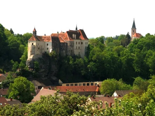 Ihr seht eine Ansicht der Burg Raabs im Waldviertel. JUFA Hotels bieten erholsamen Familienurlaub und einen unvergesslichen Winter- und Wanderurlaub