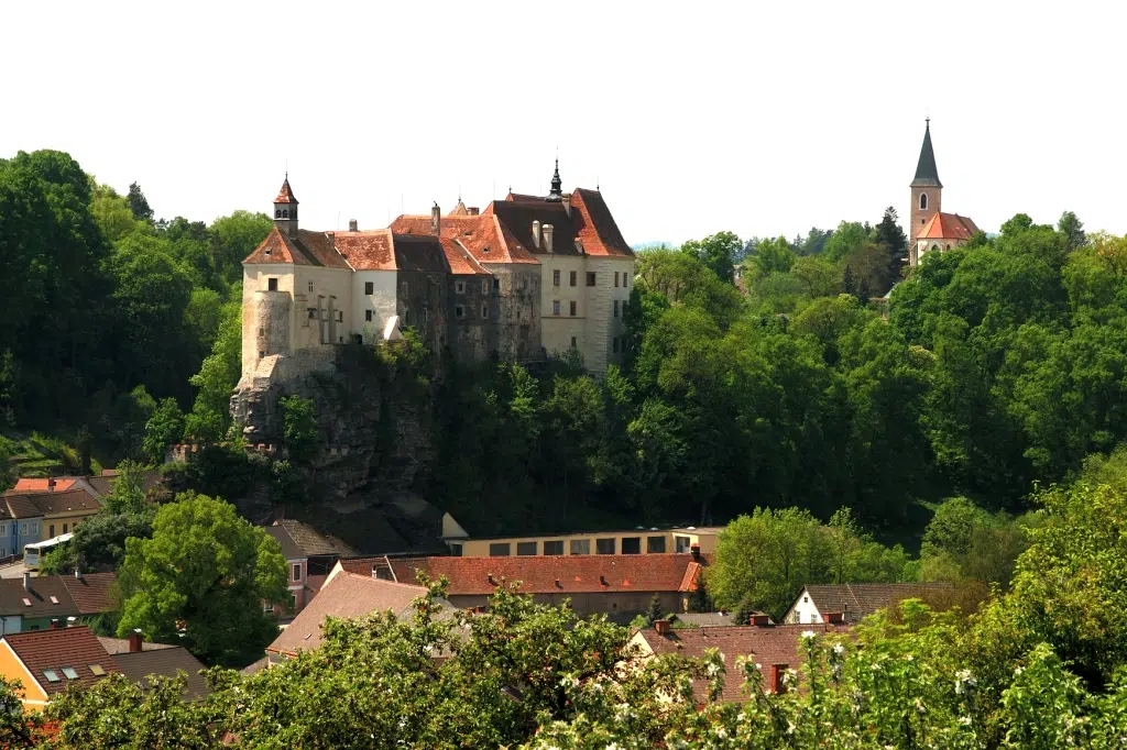 Ihr seht eine Ansicht der Burg Raabs im Waldviertel. JUFA Hotels bieten erholsamen Familienurlaub und einen unvergesslichen Winter- und Wanderurlaub