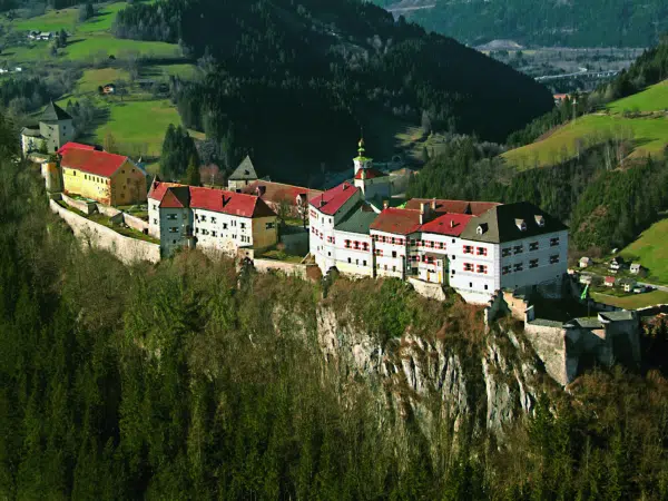 Ihr seht die imposante Burg Strechau in der Steiermark aus der Vogelperspektive. JUFA Hotels bietet kinderfreundlichen und erlebnisreichen Urlaub für die ganze Familie.