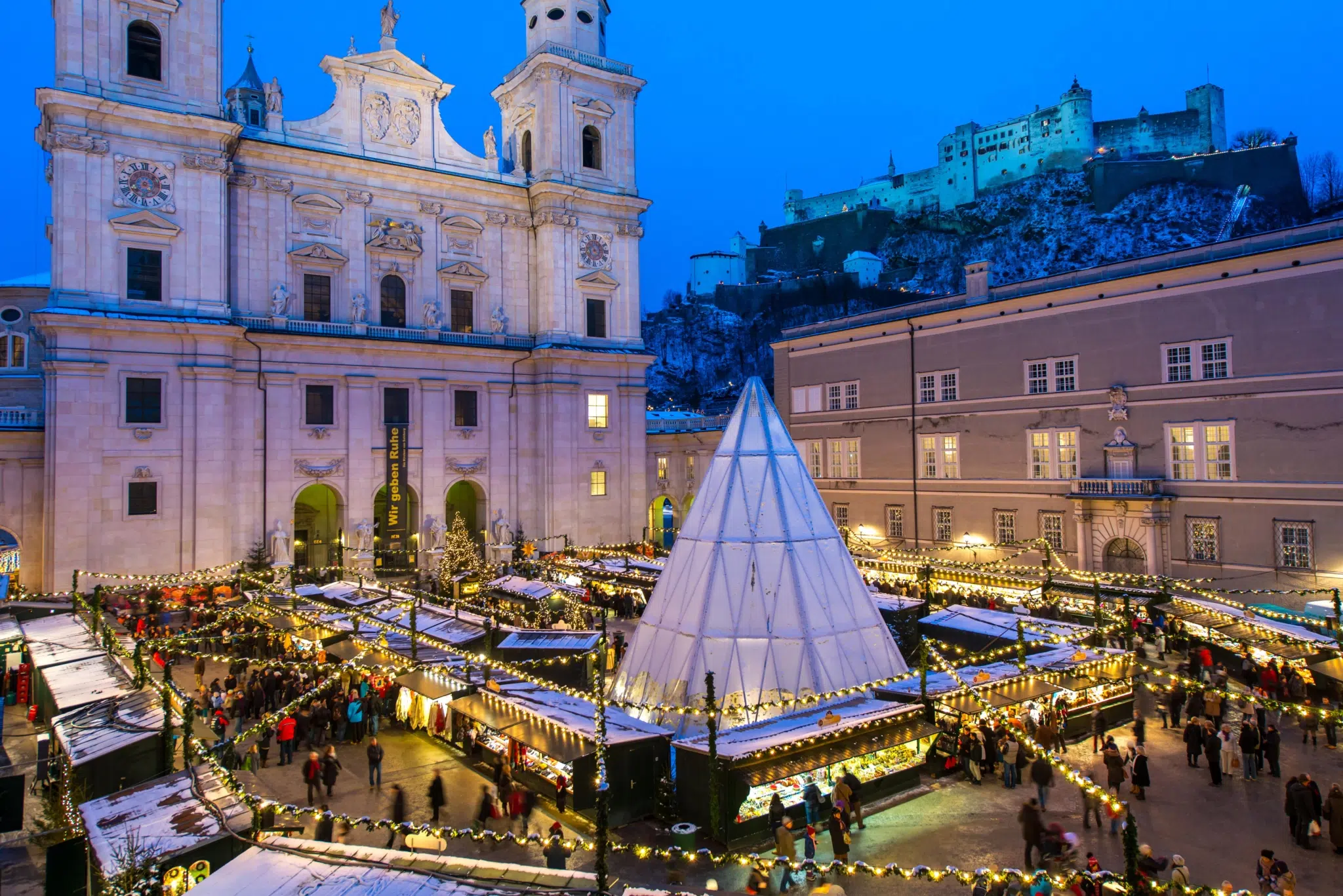 Ihr seht den Salzburger Christkindlmarkt am Domplatz mit Festungsblick.