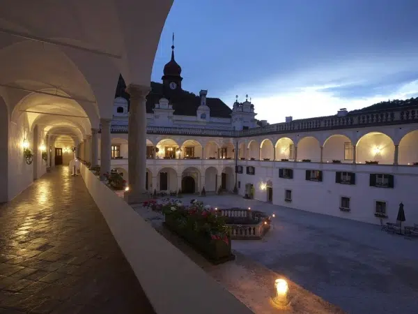 Ihr seht das Gartenschloss Herberstein, das sich bei Nacht von einer sehr schönen Seite zeigt und zum Verweilen einlädt.