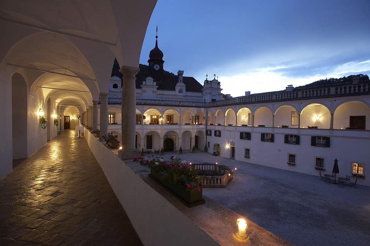 Ihr seht das Gartenschloss Herberstein, das sich bei Nacht von einer sehr schönen Seite zeigt und zum Verweilen einlädt.