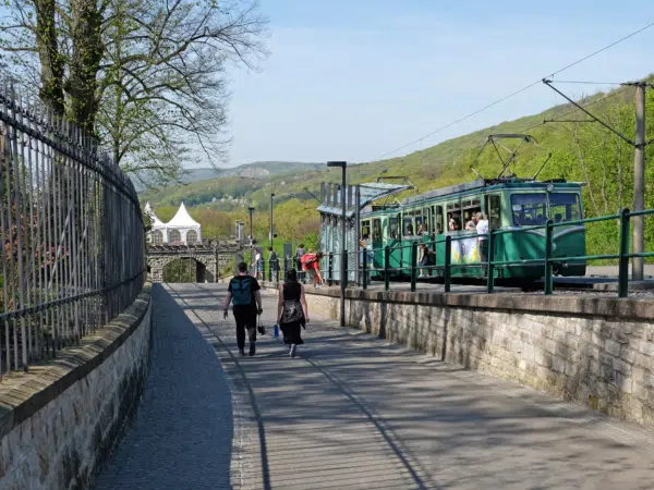 Ihr seht die Drachenfelsbahn in Königswinter. JUFA Hotels bietet Ihnen den Ort für erlebnisreichen Natururlaub für die ganze Familie.