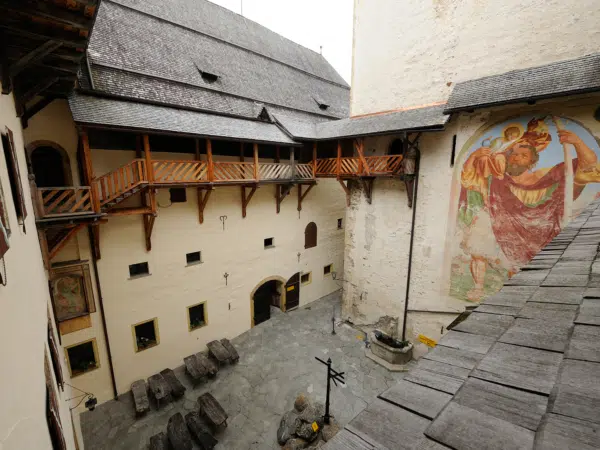 Ihr seht den Innenhof der Burg Mauterndorf.