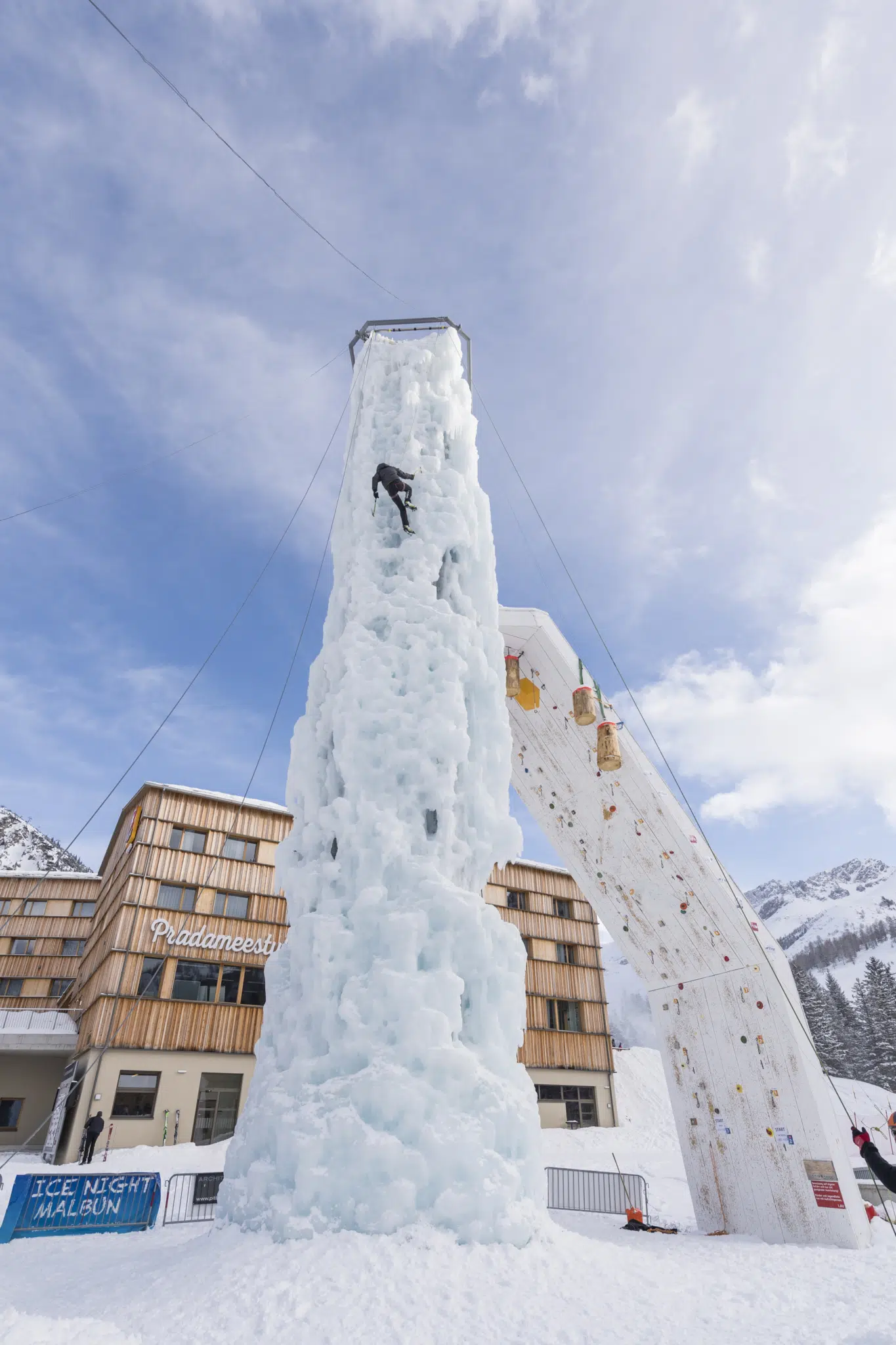 Eiskletterturm am JUFA Hotel Malbun – Alpin-Resort im Winter