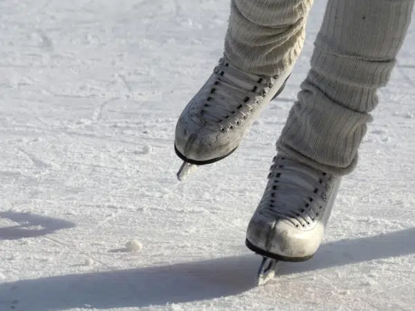 Ihr seht Schlittschuhe auf einem Eislaufplatz.