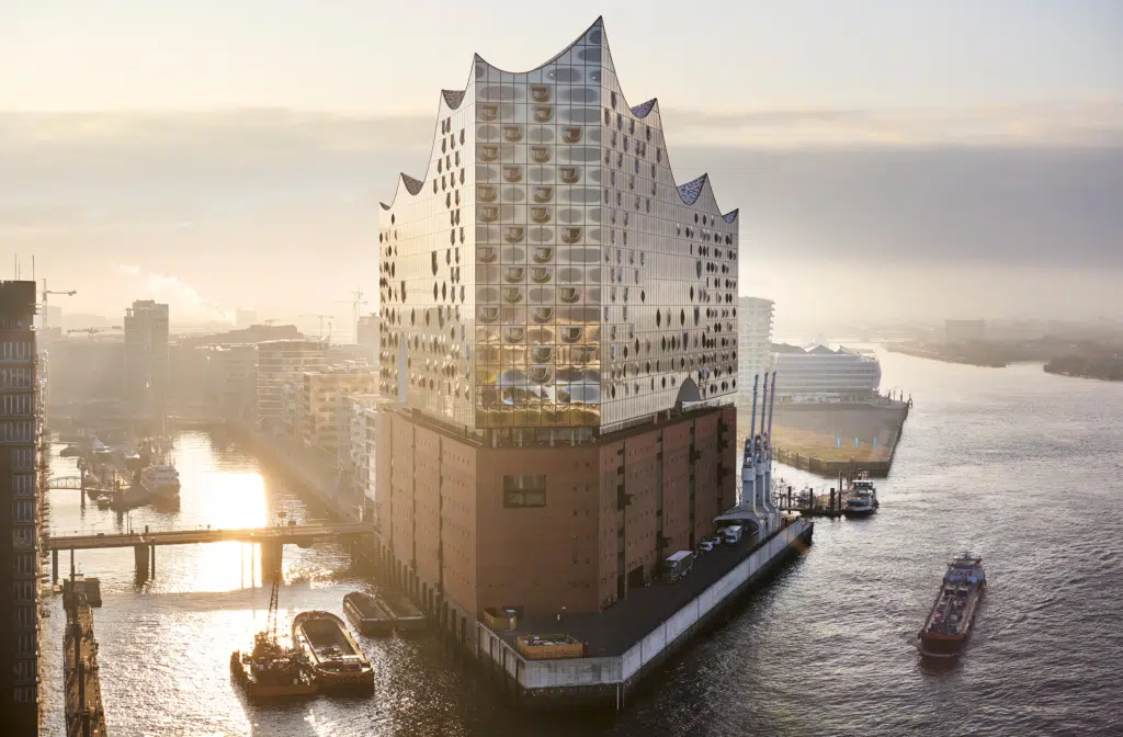 Die Eröffnung der Elbphilharmonie hat Hamburg einen weltweiten Wahrnehmungsschub verschafft. Weiterer Text über ots und www.presseportal.de/nr/43472 / Die Verwendung dieses Bildes ist für redaktionelle Zwecke honorarfrei. Veröffentlichung bitte unter Quellenangabe: "obs/Hamburg Tourismus GmbH/Cooper Copter GmbH"