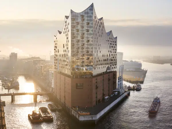 Die Eröffnung der Elbphilharmonie hat Hamburg einen weltweiten Wahrnehmungsschub verschafft. Weiterer Text über ots und www.presseportal.de/nr/43472 / Die Verwendung dieses Bildes ist für redaktionelle Zwecke honorarfrei. Veröffentlichung bitte unter Quellenangabe: "obs/Hamburg Tourismus GmbH/Cooper Copter GmbH"