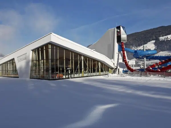 Ihr seht die Therme Amadé von außen im Winter.