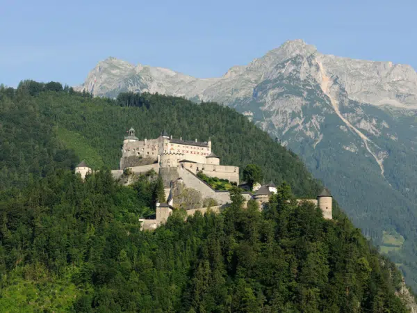 Ihr seht die Erlebnisburg Hohenwerfen im Salzburgerland mit wunderschönem Bergpanorama.