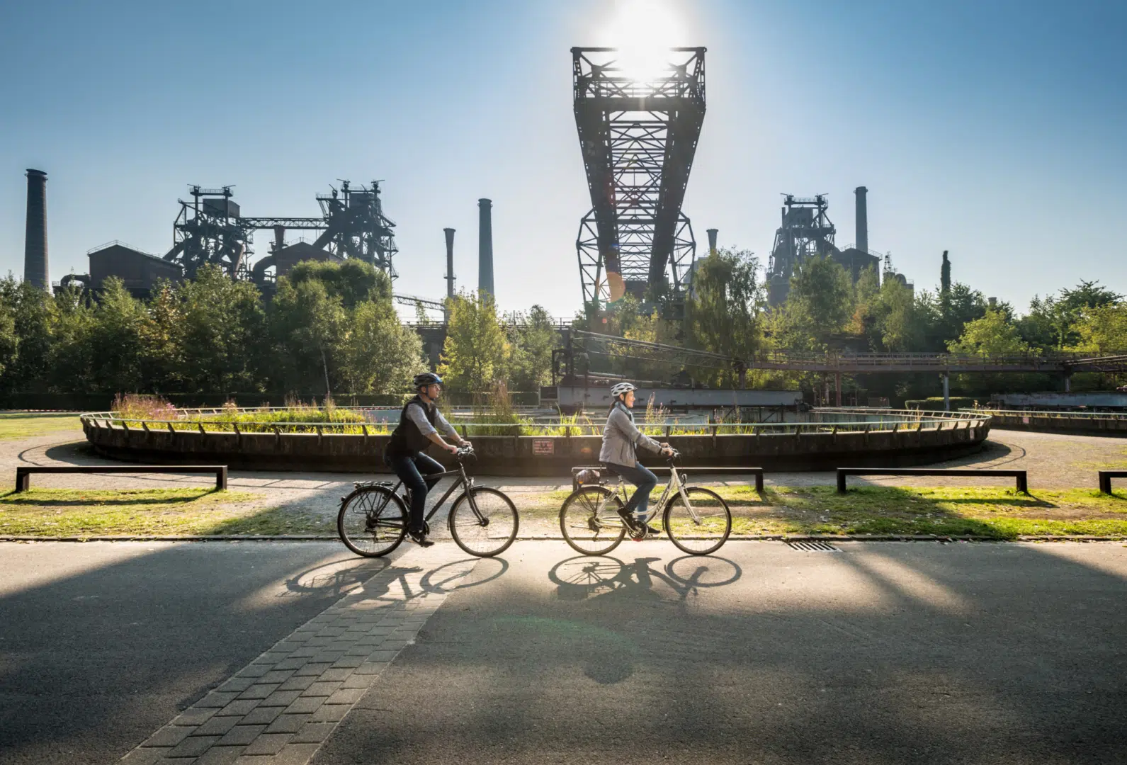 Ihr seht zwei Radfahrer auf einem Radweg in NRW.