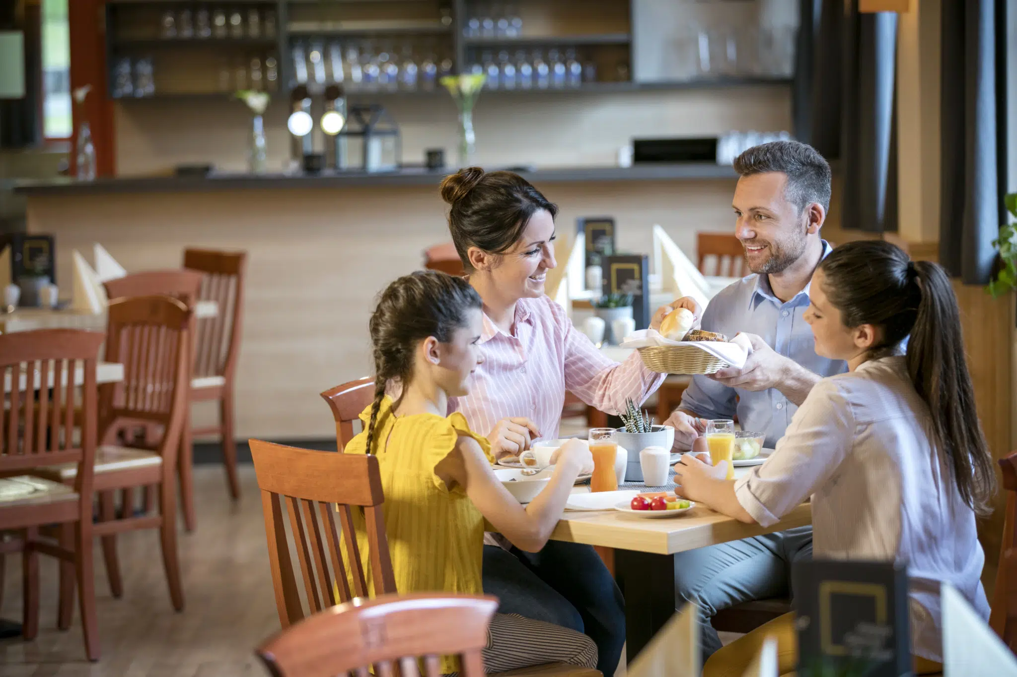 Sie sehen eine Familie im Restaurant des JUFA Hotels Sigmundsberg. Der Ort für erholsamen Familienurlaub und einen unvergesslichen Winter- und Wanderurlaub.