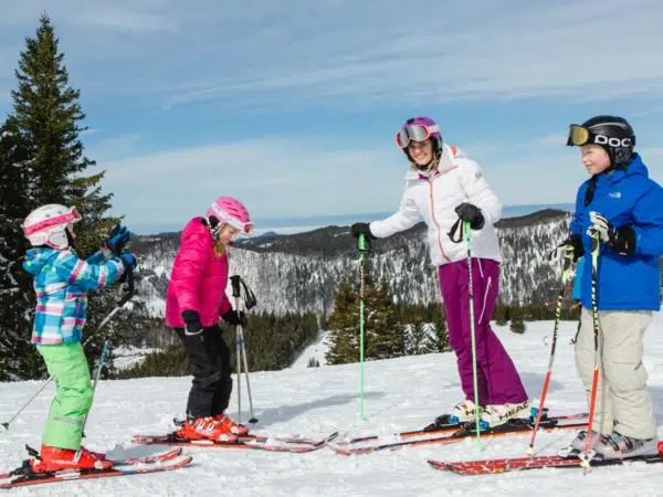 Ihr seht eine Familie beim Skifahren im Skigebiet Annaberg. JUFA Hotels bietet erholsamen Familienurlaub und einen unvergesslichen Winterurlaub.