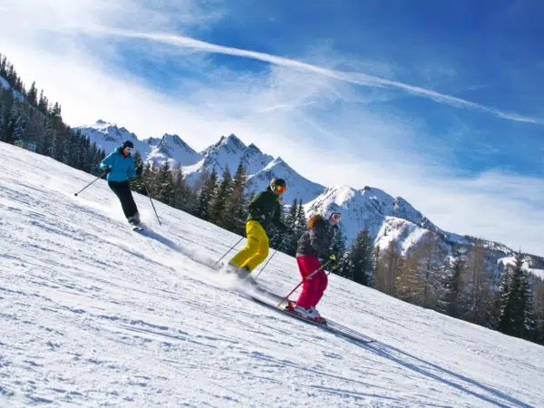 Ihr seht eine Familie beim Skifahren am Maiskogel.