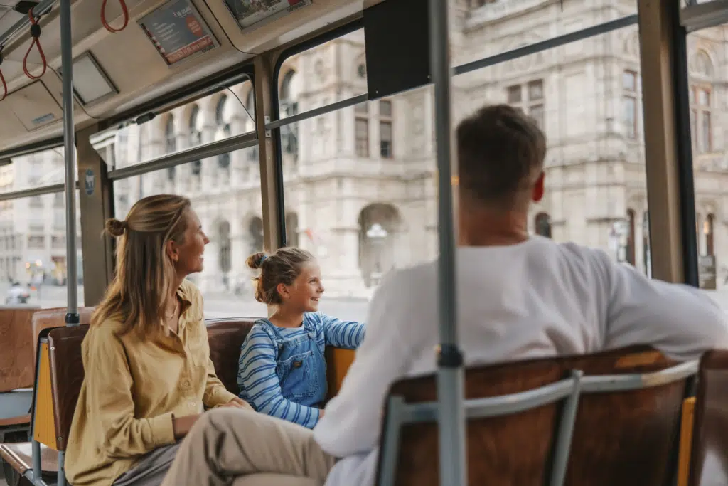 Familie in der Straßenbahn in Wien