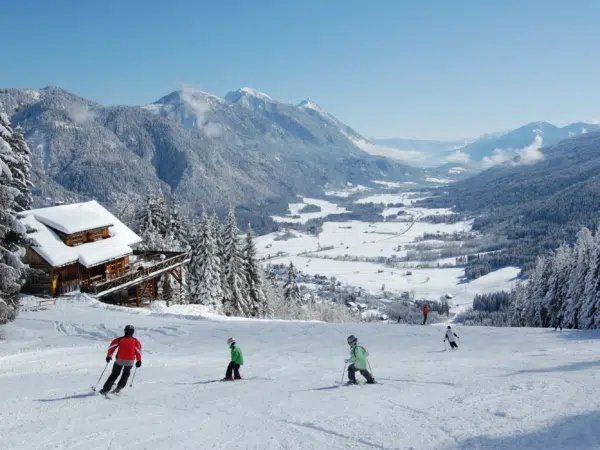 Ihr seht ein Panorama des Familienskigebiets Weißbriach in Kärnten.