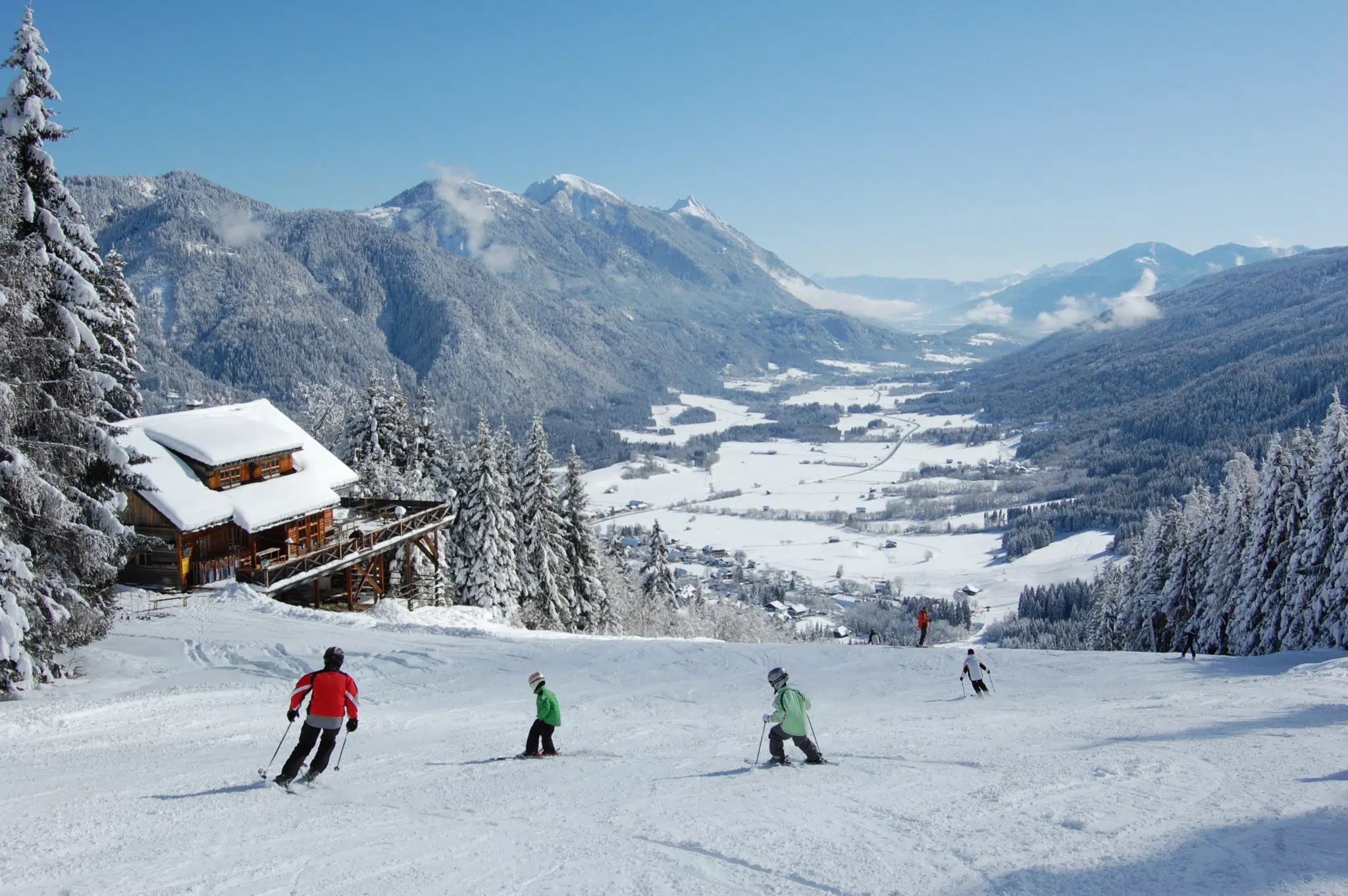 Ihr seht ein Panorama des Familienskigebiets Weißbriach in Kärnten.