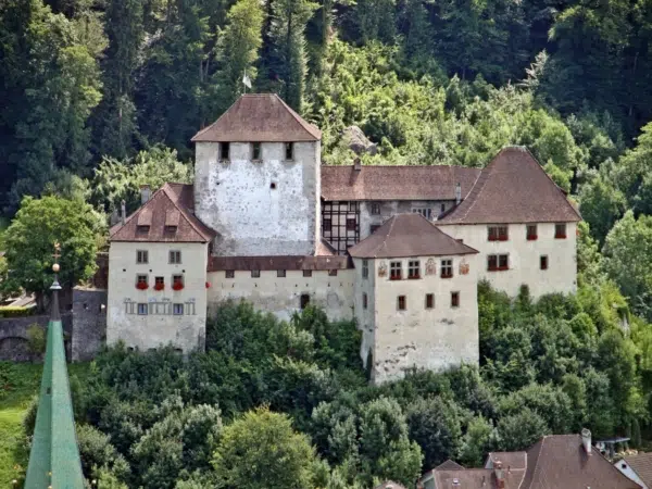 Ihr seht die Schattenburg in Feldkirch. Die JUFA Hotels bieten erholsame Urlaubserlebnisse für die ganze Familie.