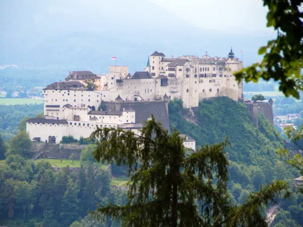 Ihr seht die Festung Hohensalzburg vom Mönchsberg aus.