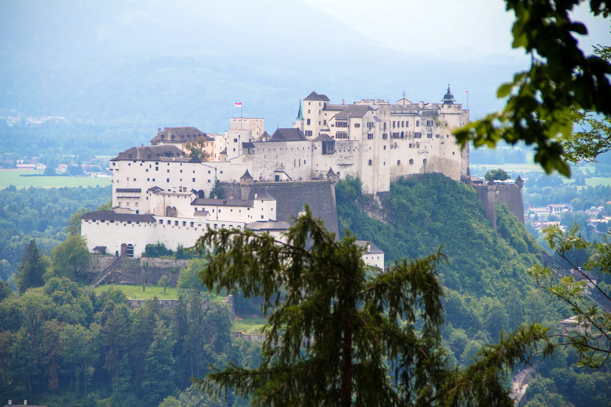 Ihr seht die Festung Hohensalzburg vom Mönchsberg aus.