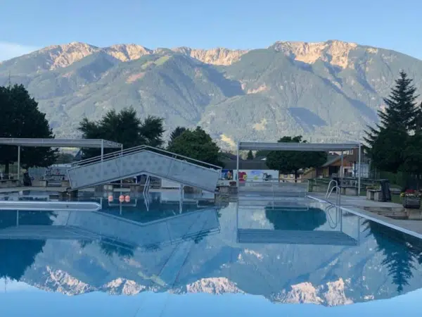 Ihr seht das Freibad Bleiburg in der Nähe vom JUFA Hotel Bleiburg/Pliberk***.