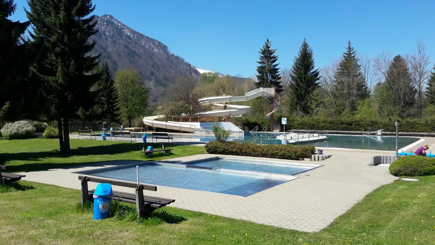 Ihr seht das Freibad von Grünau im Almtal, unweit vom JUFA Hotel Almtal. Der Ort für erholsamen Familienurlaub.