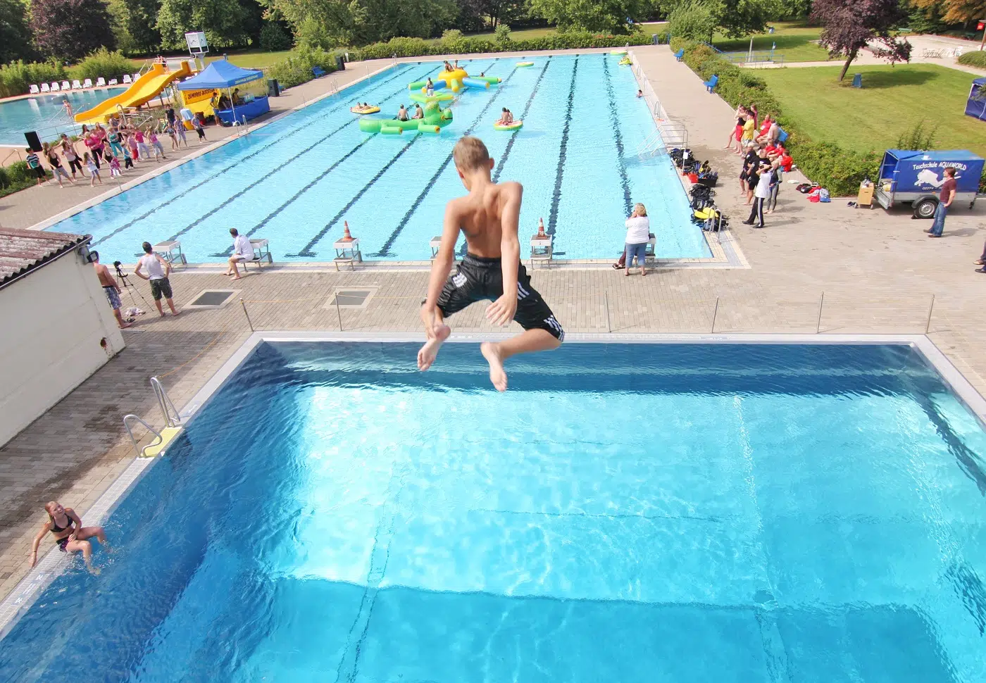 Ihr seht das Freibad Jülich mit Sprungbecken in der Nähe vom JUFA Hotel Jülich im Brückenkopf-Park***. Der Ort für kinderfreundlichen und erlebnisreichen Urlaub für die ganze Familie.